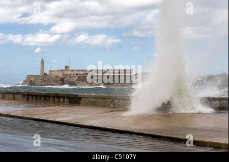 Bateau de croisière quitte le port de La Havane, Castillo El Morro, la forteresse, la vieille ville de La Havane, Cuba Banque D'Images