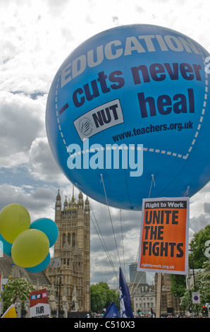 "L'éducation réduit ne guériront jamais' balloon sur le Parlement enseignants mars grève du secteur public contre les coupures et modifications au régime de pension de 2011 Banque D'Images