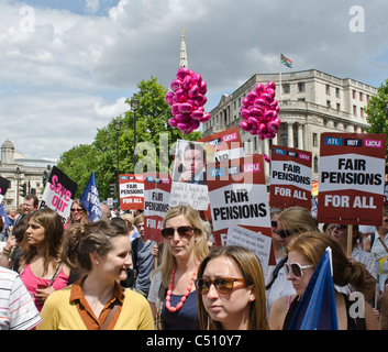 Les enseignants et les travailleurs du secteur public grève et marche contre les coupures et modifications au régime de pension de retraite le 30 juin 2011 Michael Gove placard Banque D'Images