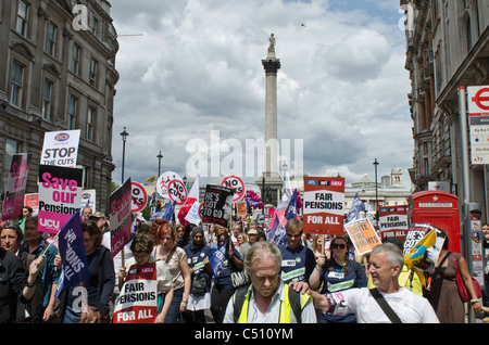 Les enseignants et les travailleurs du secteur public grève et marche contre les coupures et modifications au régime de pension de Trafalgar square 30 Juin 2011 Banque D'Images