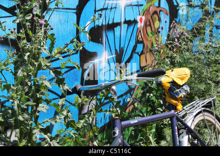 Piste cyclable abandonnée du graffiti, Copenhague, Danemark Banque D'Images