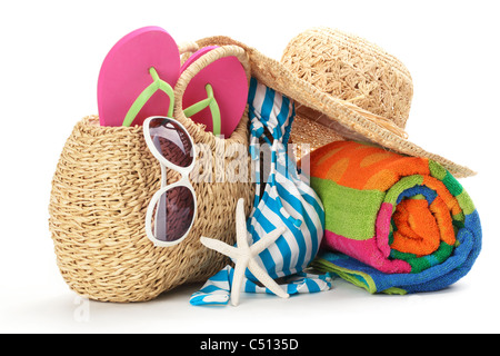 Articles de plage avec maillot de bain, serviette, tongs et lunettes de soleil.isolé sur fond blanc. Banque D'Images