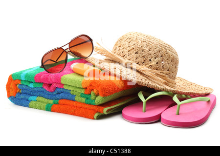 Articles de plage avec chapeau de paille,serviette,tongs et lunettes.isolé sur fond blanc. Banque D'Images