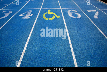 L'icône en fauteuil roulant Handicap superposée sur une piste de course. Banque D'Images