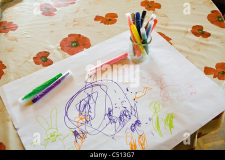 Dessin d'enfant et des têtes d'impression couleur sur le tableau Banque D'Images