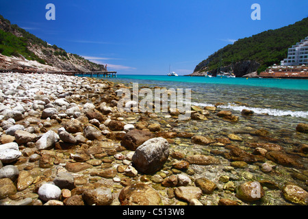 Vue de la plage de Cala Llonga, Ibiza, Espagne Banque D'Images