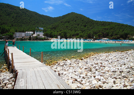 Vue de la plage de Cala Llonga, Ibiza, Espagne Banque D'Images
