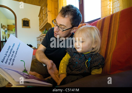 Histoire de lecture père baby girl Banque D'Images