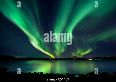 Aurore boréale sur Tjeldsundet Comté de Troms, Norvège. Banque D'Images