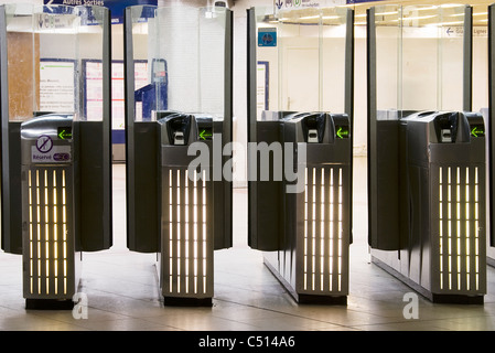 Les tourniquets dans subway station Banque D'Images