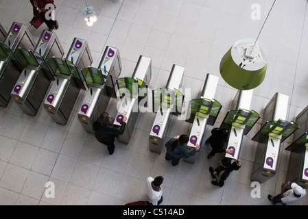 Les gens passant par les tourniquets dans subway station Banque D'Images