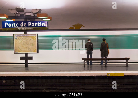 Les personnes en attente de train sur plateform à Porte de Pantin, Paris Banque D'Images