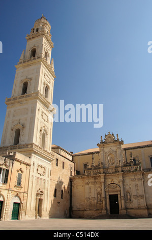 Duomo di Lecce et clocher de la cathédrale, la Piazza del Duomo, Lecce, Pouilles, Italie Banque D'Images