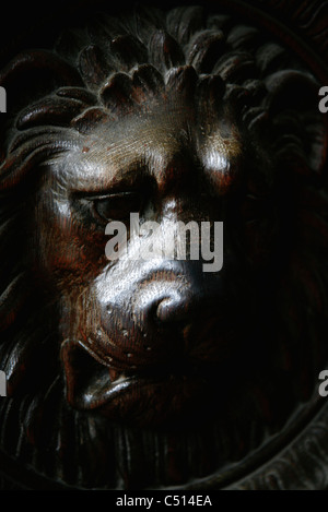 Statue de lion en bronze, cropped Banque D'Images