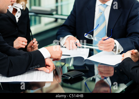 - Réunion d'affaires dans un bureau ; les avocats ou avocats de discuter d'un document ou d'un accord contractuel Banque D'Images