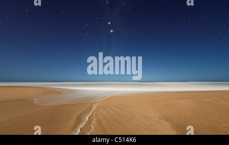 Alpha et Bêta du Centaure (la communication)) vu de la plage de Miramar, l'Argentine. Alpha est le star système le plus proche de notre Soleil. Banque D'Images