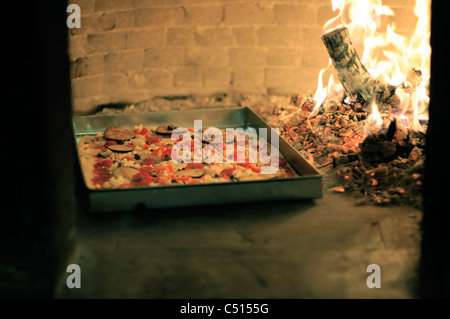 Pizza Pâtisseries fraîches dans un four à bois traditionnel italien Banque D'Images