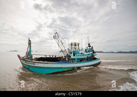 Bateau de pêche spectaculaire, mer et ciel nuageux. La mer d'Andaman et les îles Phi Phi en Thaïlande. Banque D'Images