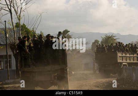 Membres des forces armées indonésiennes se déplacer à travers les débris causés par le tsunami et le tremblement de terre à la recherche d'organes, en B Banque D'Images