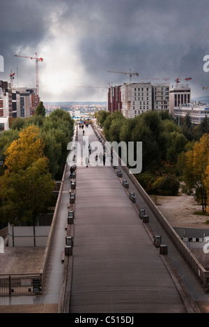 Les gens qui marchent sur la promenade en face de la Grande Arche à la défense, Paris Banque D'Images