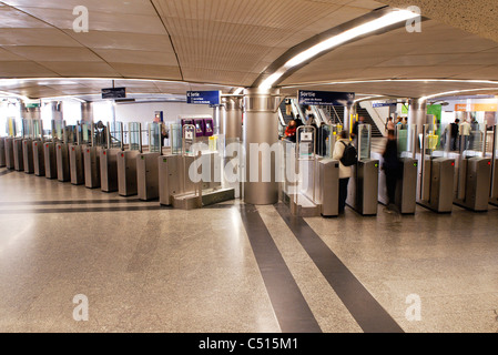 Les gens passant par les tourniquets dans subway station Banque D'Images