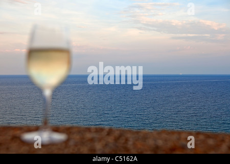 Un verre de Prosecco sur un mur au-dessus de Cervo surplombant la Méditerranée Banque D'Images