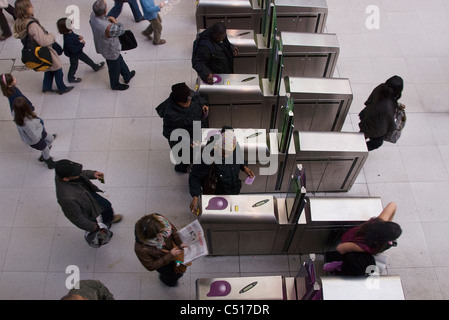 Les gens passant par les tourniquets dans subway station Banque D'Images