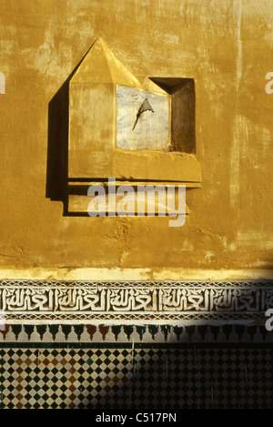 Cadran solaire sur le mur, Meknès, Maroc Banque D'Images