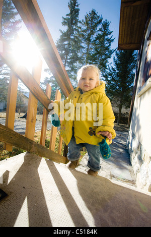 Bébé fille qui va vers le haut des escaliers Banque D'Images