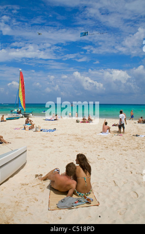 Menschen am Strand von Playa del Carmen, Mexique, personnes Yukatan, à la plage de sable fin, Playa del Carmen, Yucatan, Mexique