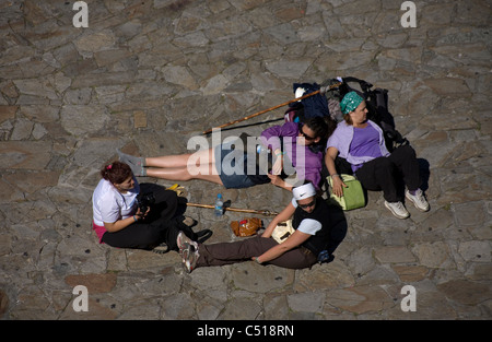 Pèlerins prendre un bain de soleil un repos dans la Plaza del Obradoiro place principale de Santiago de Compostela, Espagne. Banque D'Images