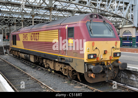 Locomotive diesel-électrique de la classe 67 à la gare de Waverley, Ecosse, Royaume-Uni Banque D'Images