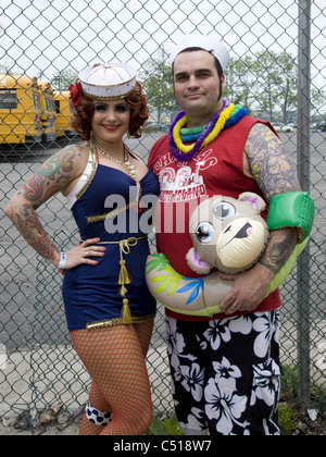 2011 : Mermaid Parade, Coney Island, Brooklyn, New York. Couple de Coney Island. Banque D'Images