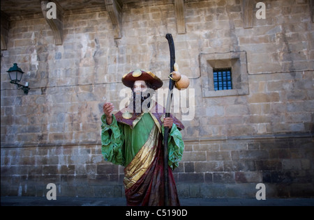 Un mime habillé en Saint Jacques l'Apôtre se tient dans la place Obradoiro de Santiago de Compostela, Espagne. Banque D'Images