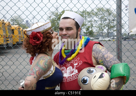 2011 : Mermaid Parade, Coney Island, Brooklyn, New York. Couple de Coney Island. Banque D'Images