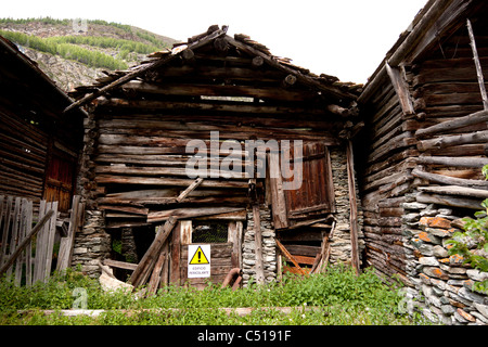 Une grange en ruine dans le village de Lillaz ( vallée d'Aoste - Italie). Grange en ruine dans le village de Lillaz (Val d'Aoste). Banque D'Images