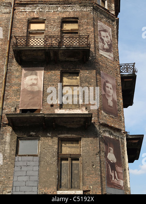 Des photographies des occupants des du Ghetto Juif de Varsovie, Pologne, sur les murs d'un bâtiment restant dans ul Próżna. Banque D'Images