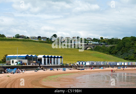 Broadsands Beachhuts,plage et champs verts, bateaux, BLEU, mer, ciel, mer, scène, Seashore, baigneurs, côtières, vue Banque D'Images