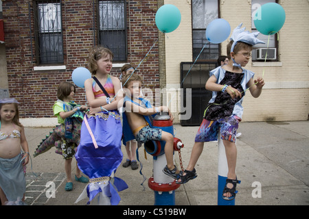 2011 : les enfants attendent à mars dans le Mermaid Parade avec leur famille à Coney Island, Brooklyn, New York. Banque D'Images