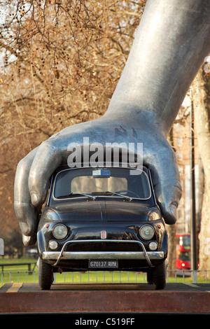 "Vroom Vroom", sculpture de l'artiste italien Lorenzo Quinn dans le centre de Londres Banque D'Images