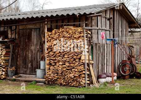 Vieux village grange avec pile de bois Banque D'Images