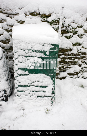 Compostage composteur de jardin en plastique recouvert de neige Banque D'Images