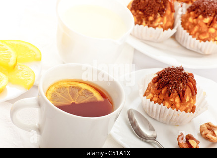 Thé au citron et gâteaux de fantaisie, still life Banque D'Images