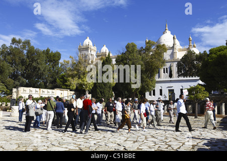 L'Afrique, Tunisie, Tunis, Carthage, colline de Byrsa, la cathédrale St Louis, les touristes parmi les ruines puniques Banque D'Images