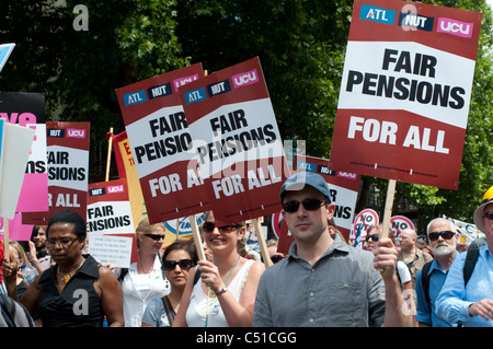 Les pensions du secteur public, grève Mars sur le Strand, London, UK, 30/06/2011 Banque D'Images