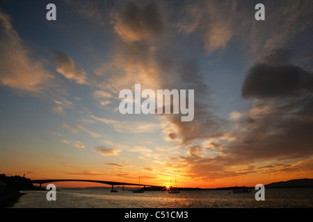 Coucher de soleil sur le Skye road pont menant de Kyle of Lochalsh à Kyleakin, île de Skye, en Ecosse. Banque D'Images