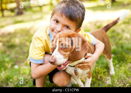 Portrait de garçon au chien Banque D'Images