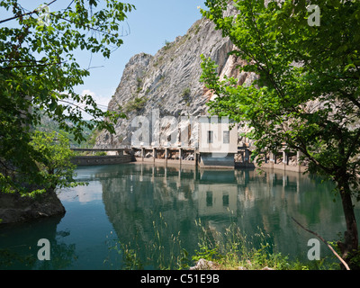 Barrage sur la rivière Treska formant un système hydroélectrique au canyon Matka Saraj dans le district de Skopje, Macédoine Banque D'Images