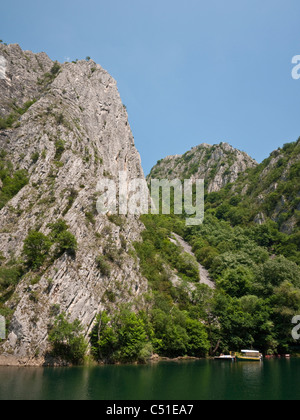 Falaises surplombent le lac et le canyon de Matka, formé par la rivière endigué Treska, près de Skopje, Macédoine Banque D'Images