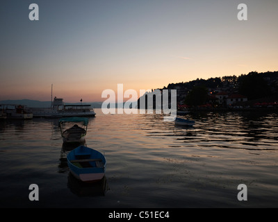 Coucher de soleil sur le site du patrimoine de l'UNESCO du lac d'Ohrid, Macédoine et ville Banque D'Images